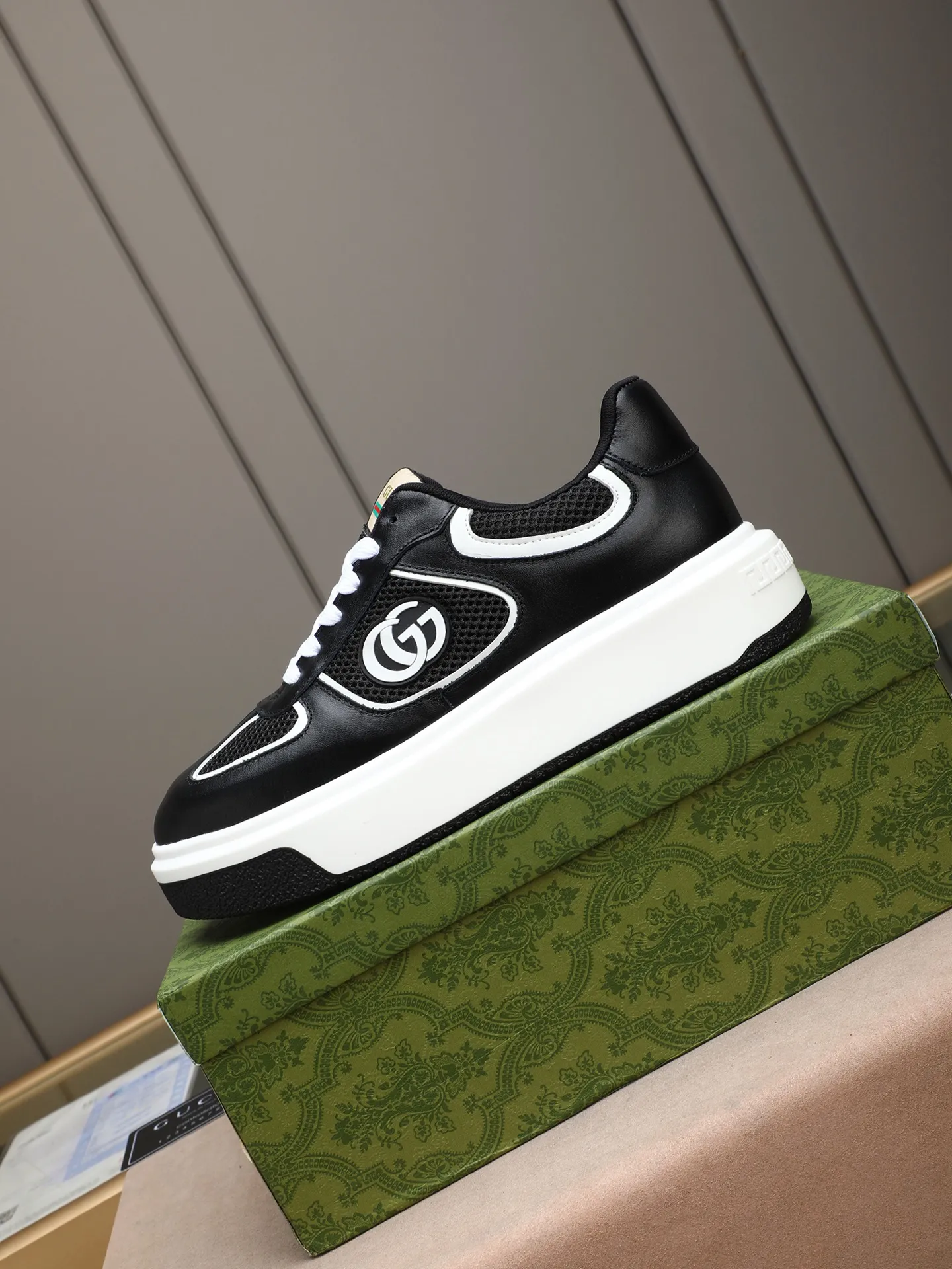 Men's shoes 💰480 New men's shoes GUCCI Fashion trend Made of first-layer calfskin ➕ washed sheep lining! The foot feels super comfortable and the workmanship is impeccable. Foam ultra-light outsole, size: 38-44 (45 customized) 3 colors to choose from!